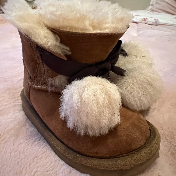 Toddler kids Uggs GITA boot size 7 - Picture 4 of 11